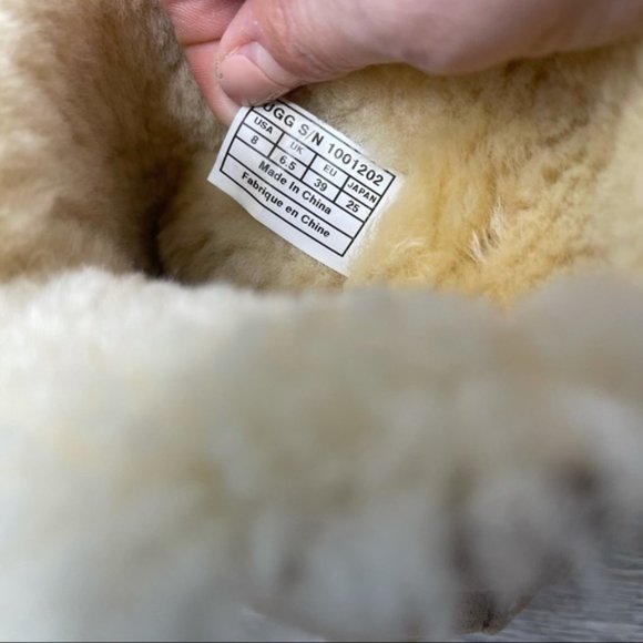 UGG Women's Chestnut Suede Classic Short Dylyn Sheepskin Buckle Moto Boot Size 8 - Picture 6 of 11